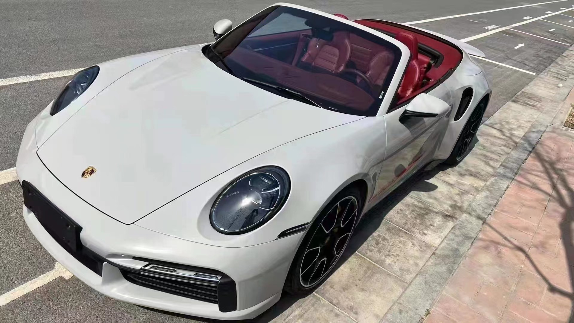 保时捷992turbos敞篷稀有白红搭配颜色