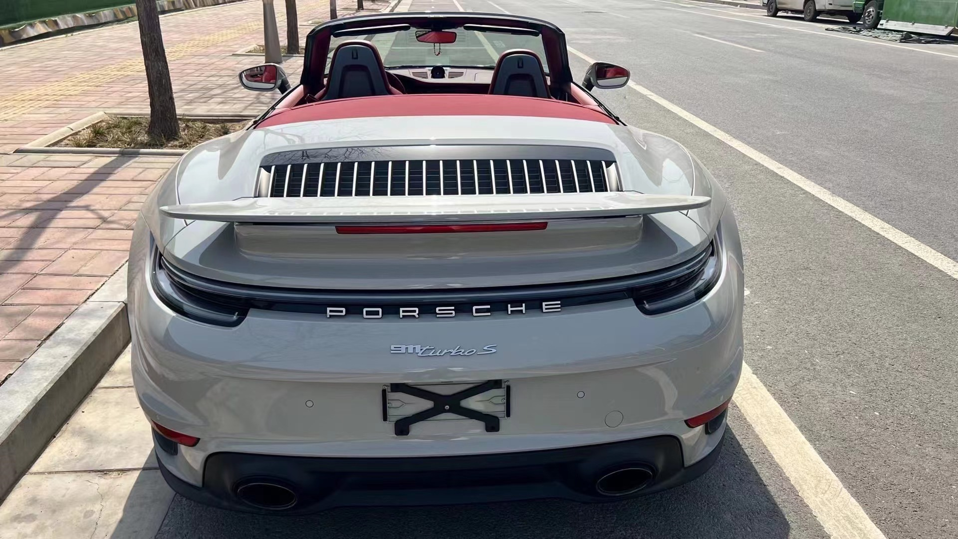 保时捷992turbos敞篷稀有白红搭配颜色