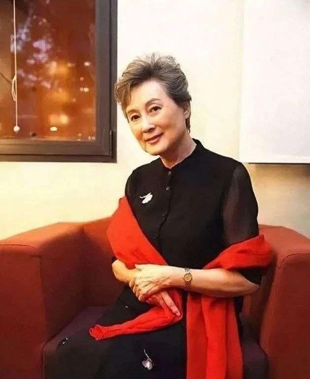 年过80的向梅还是那么优雅穿花穿素都端庄看着像60岁的人