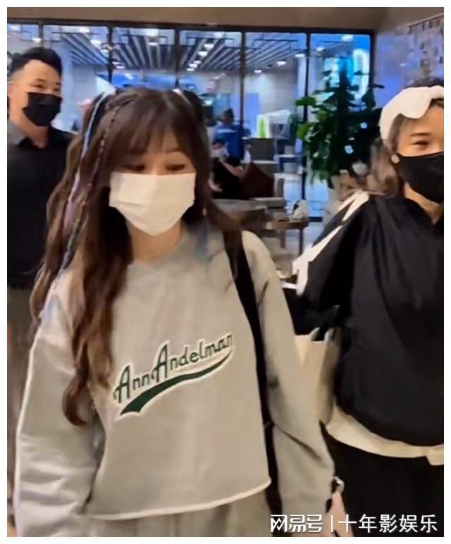 王心凌在酒店被众多粉丝围堵，双手合十表示感谢，谦虚自称节目火休闲区蓝鸢梦想 - Www.slyday.coM