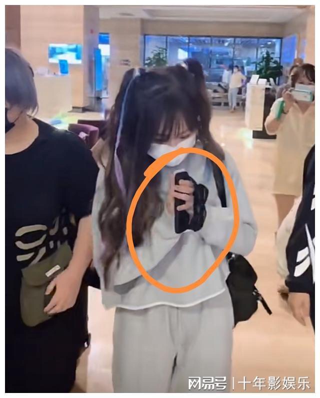 王心凌在酒店被众多粉丝围堵，双手合十表示感谢，谦虚自称节目火休闲区蓝鸢梦想 - Www.slyday.coM