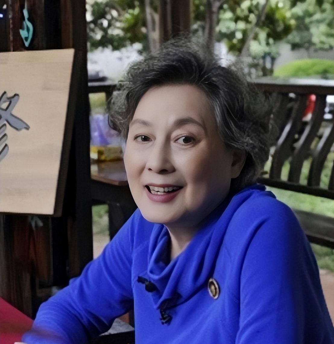 年过80的向梅还是那么优雅穿花穿素都端庄看着像60岁的人