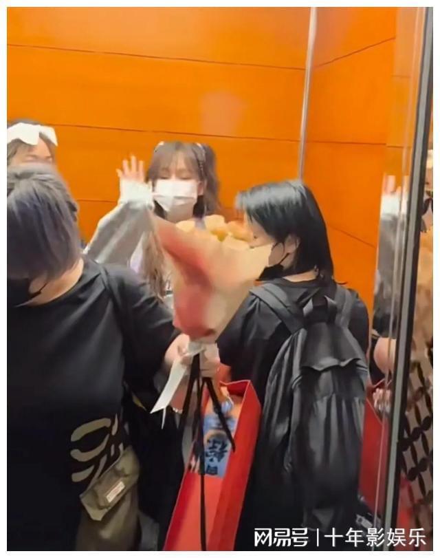 王心凌在酒店被众多粉丝围堵，双手合十表示感谢，谦虚自称节目火休闲区蓝鸢梦想 - Www.slyday.coM