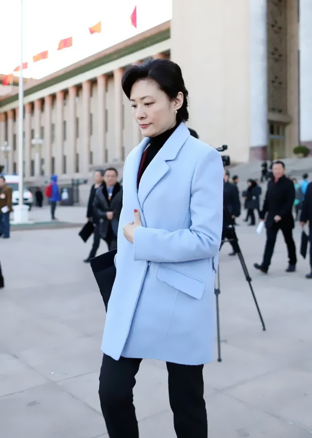 52岁周涛素颜参加活动颜值依然在线蓝色呢子大衣成焦点