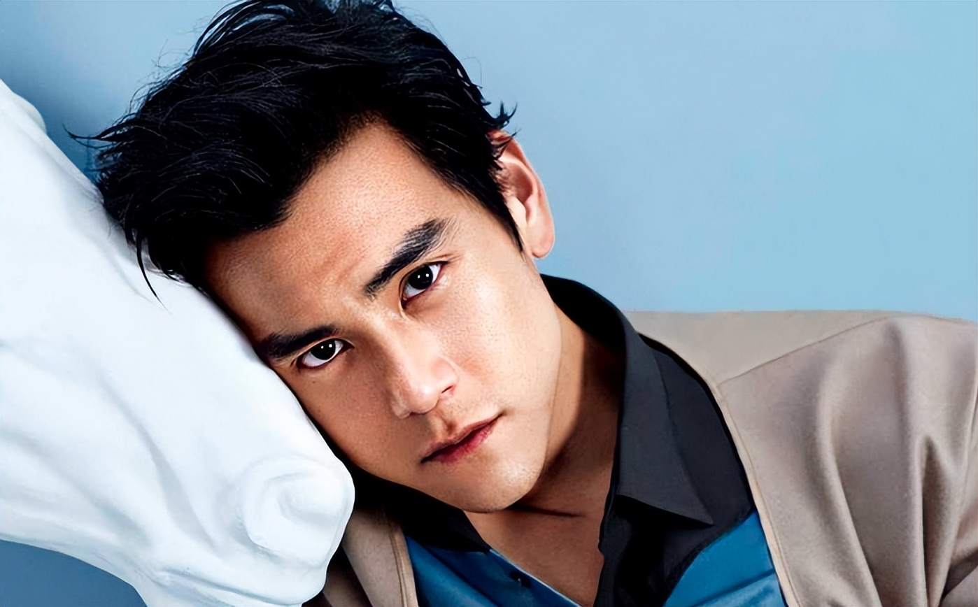 彭于晏晒自拍因头发过于不修边幅被网友吐槽看起来像海胆