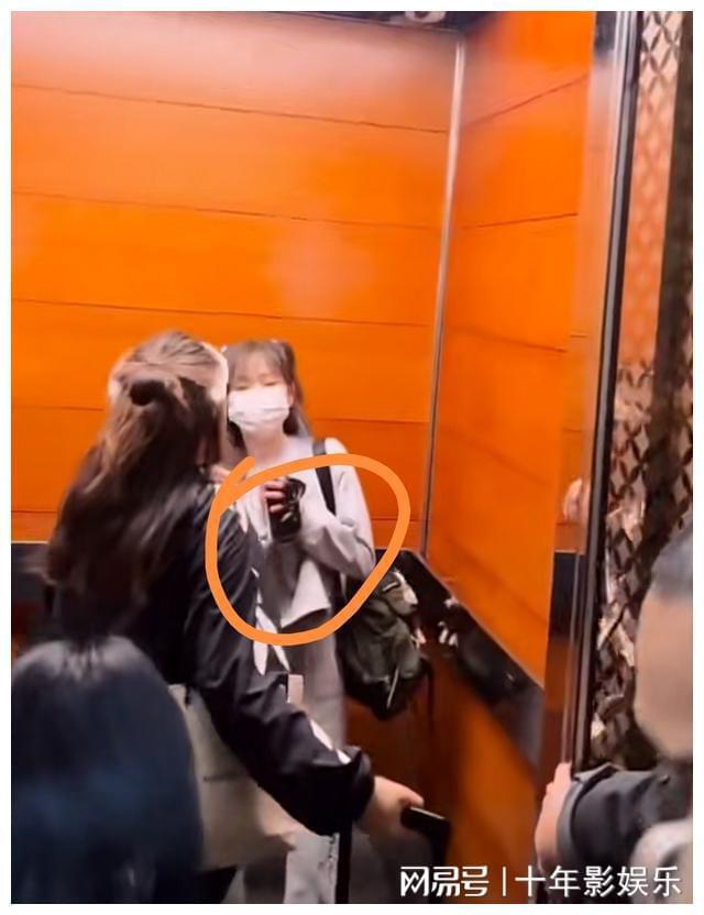 王心凌在酒店被众多粉丝围堵，双手合十表示感谢，谦虚自称节目火休闲区蓝鸢梦想 - Www.slyday.coM