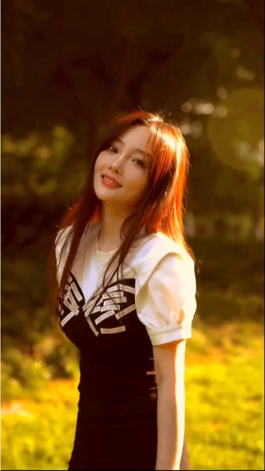 被曝新恋情后李小璐晒照甜美似少女笑容灿烂心情佳