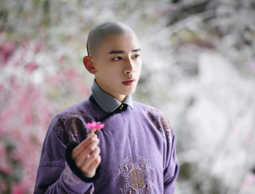 古装宫廷剧《梦回》里,辛云来留着辫子头变身为清宫里的十四阿哥,这是