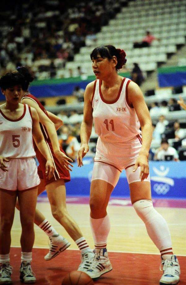 55岁郑海霞近照丈夫矮16公分结婚12年没有孩子双腿已变形
