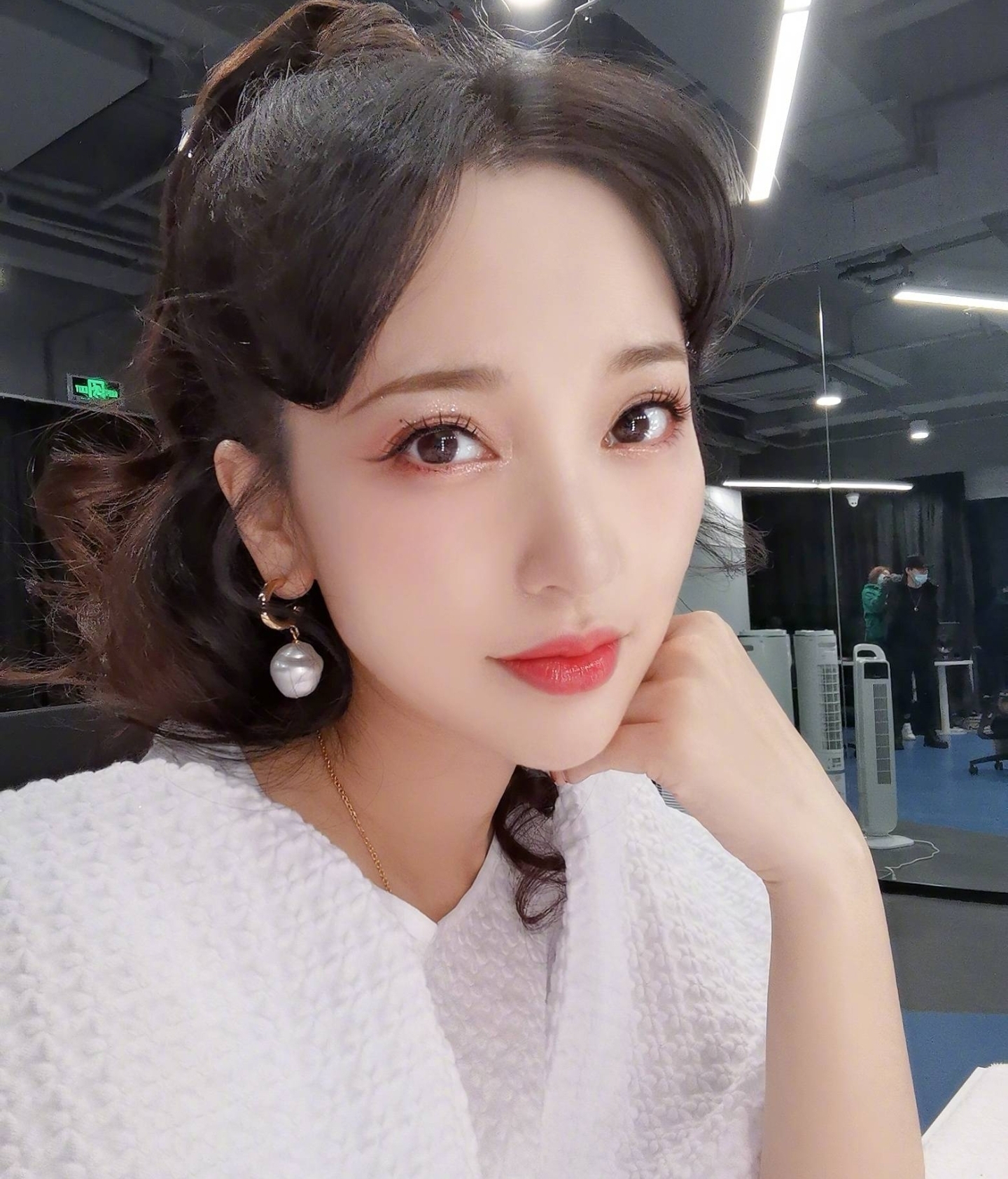 女歌手金莎确诊感染新冠，被救护车从酒店拉走，疑似晒朋友圈道歉休闲区蓝鸢梦想 - Www.slyday.coM