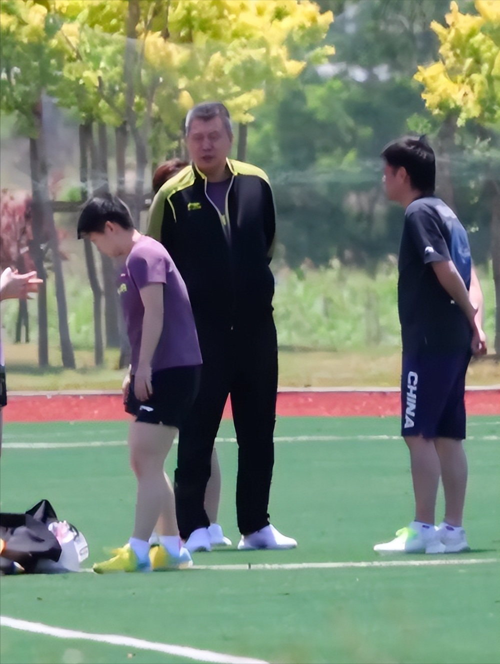 李隼观战邱贻可孙颖莎踢球不忘击掌王曼昱与主管教练画风不同