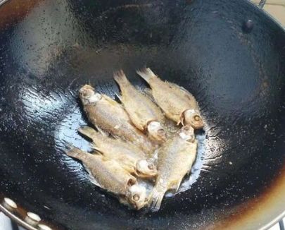 无论煎哪种鱼都不要直接下锅多做2步鱼不粘锅不破皮特别香