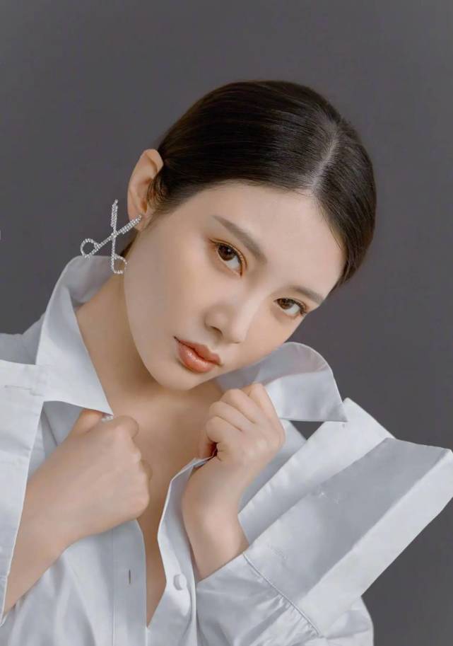 徐冬冬终于换风格了,穿遮臀白衬衫清纯靓丽,整个人气质更高级了休闲区蓝鸢梦想 - Www.slyday.coM 徐冬冬终于换风格了,穿遮臀白衬衫清纯靓丽,整个人气质更高级了休闲区蓝鸢梦想 - Www.slyday.coM