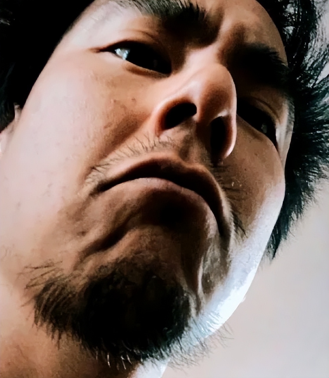 彭于晏晒自拍,因头发过于不修边幅,被网友吐槽看起来像海胆!