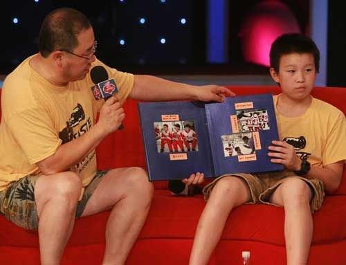 一些同学甚至当面嘲笑巴图说:"你看新闻了吗,你爸爸去外太空不带你的