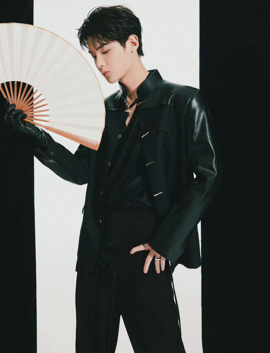 走路带风的霸总氛围感,弟弟的超a气场也太让人心动了吧黄明昊皮衣造型