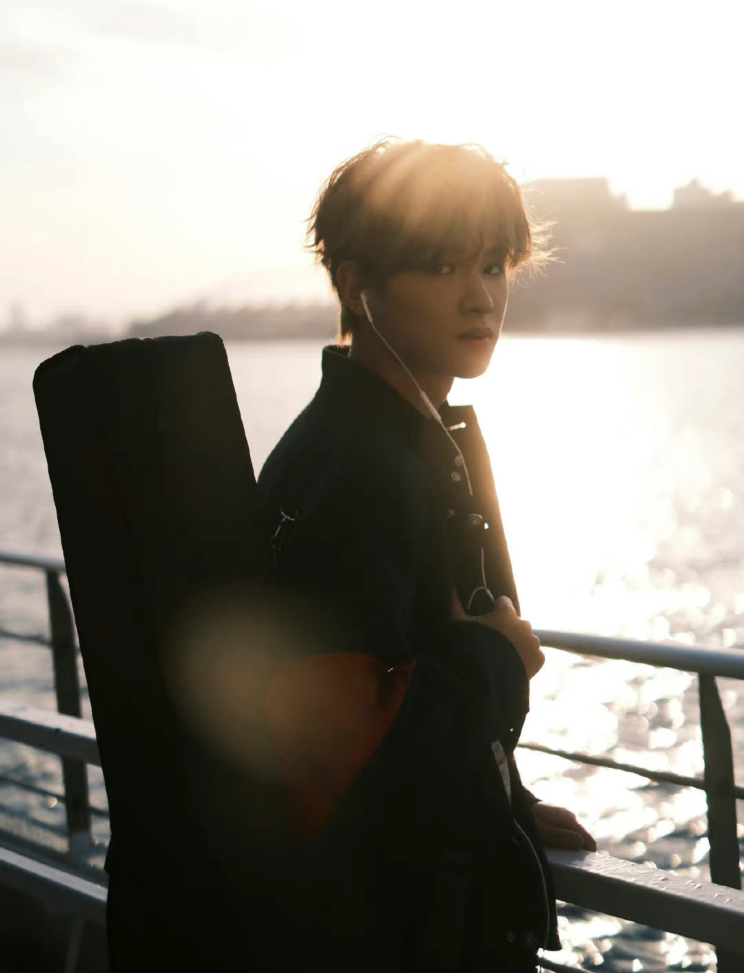 走路带风的霸总氛围感,弟弟的超a气场也太让人心动了吧黄明昊皮衣造型