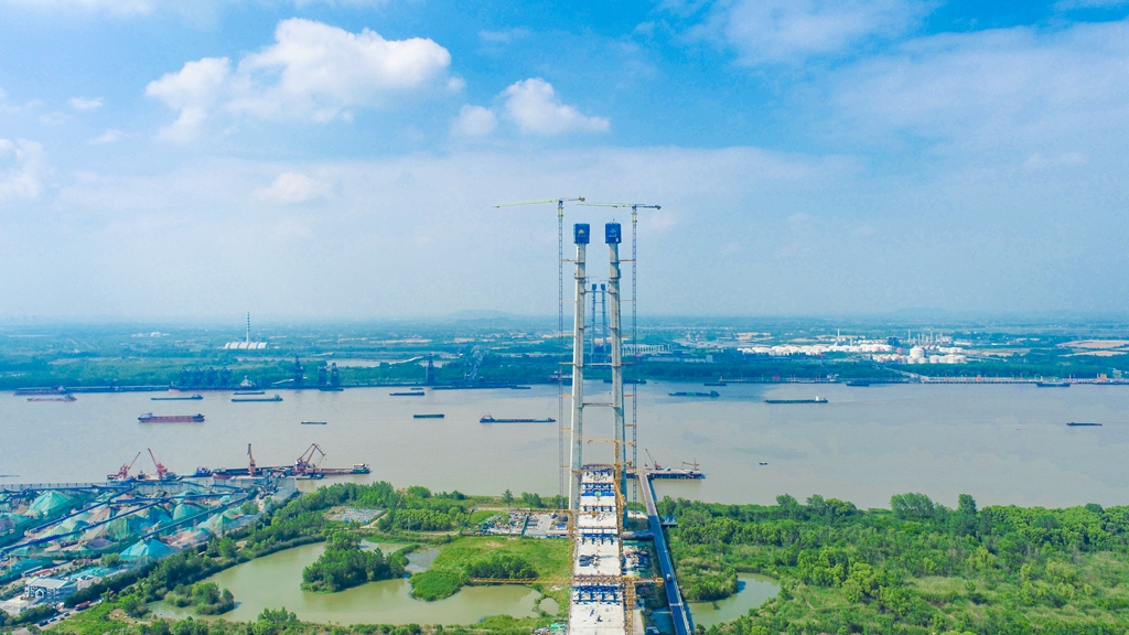 主跨1760米国内最大跨度单层悬索桥主塔封顶