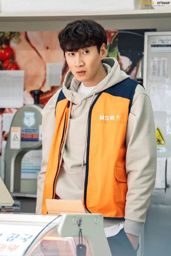 李光洙电视剧幕后认真工作中