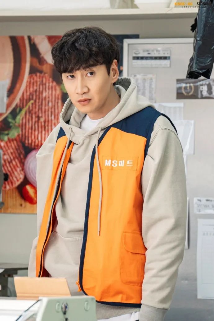 李光洙电视剧幕后认真工作中