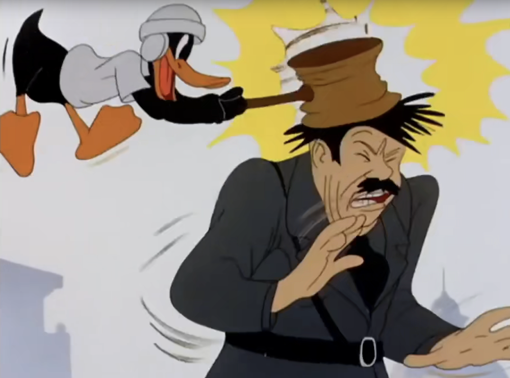 在《突击兵达菲鸭》(1943) 中，达菲鸭用巨大的木槌击打希特勒的头。&nbsp; 视频截图