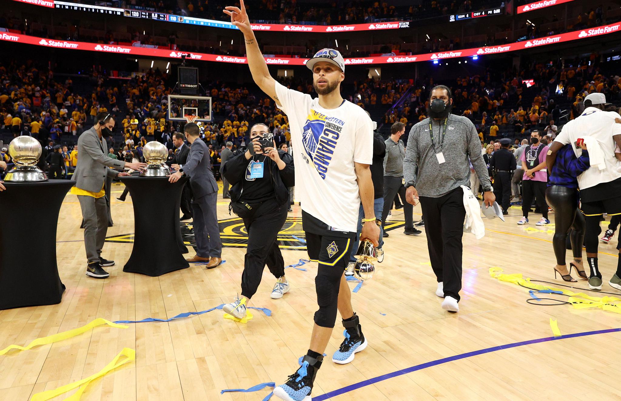 捧起魔术师约翰逊杯库里当选首届西决mvp