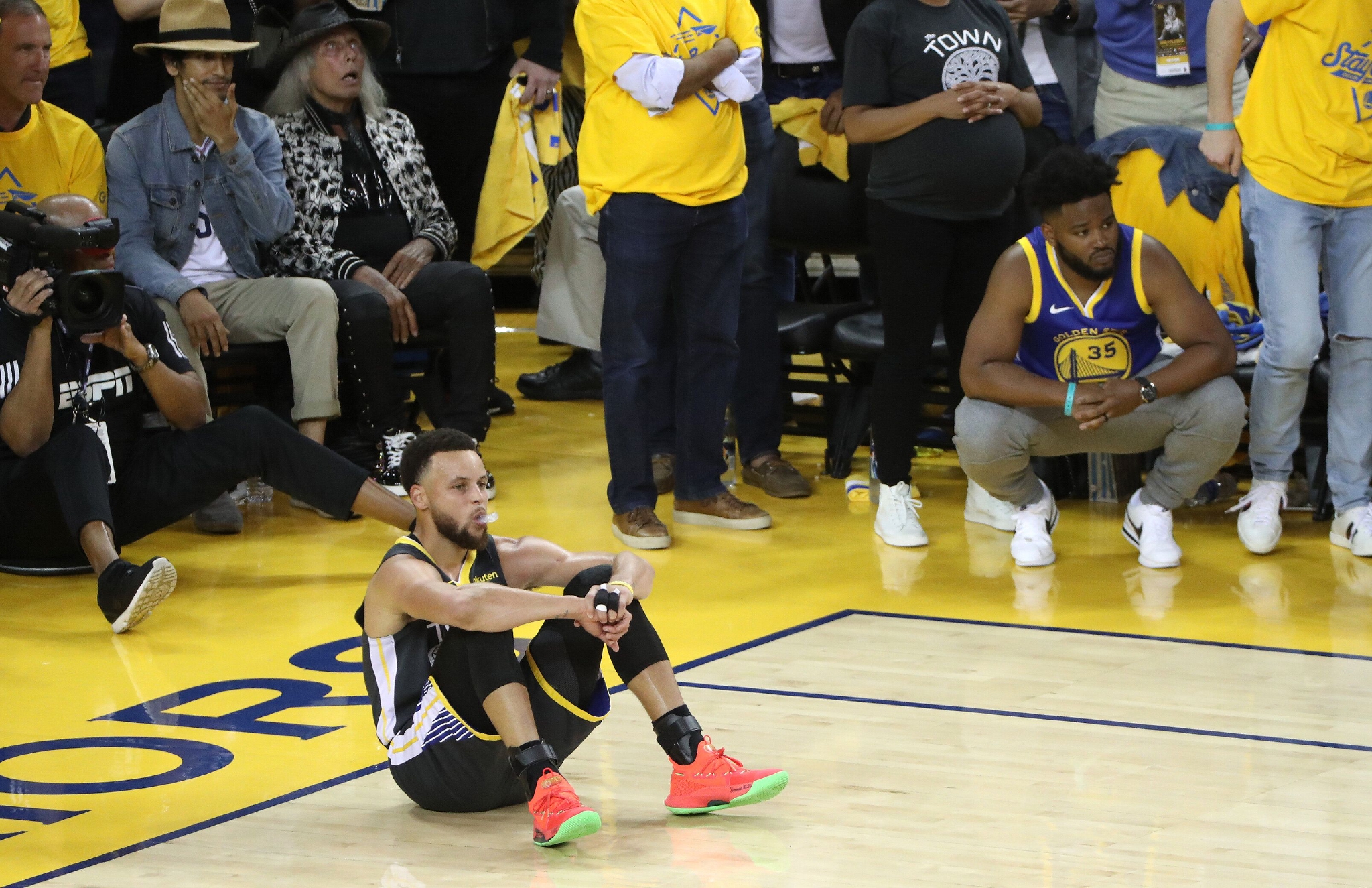 陪你从低谷到巅峰 库里的一切都未曾改变__财经头条