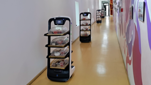 科技有温度普渡机器人入驻西安高端月子中心