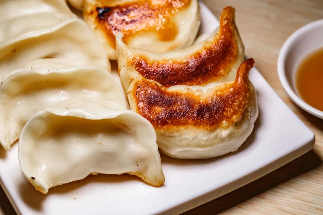 能吃到它,上海的烟火气才真的回来了|锅贴_新浪财经_新浪网