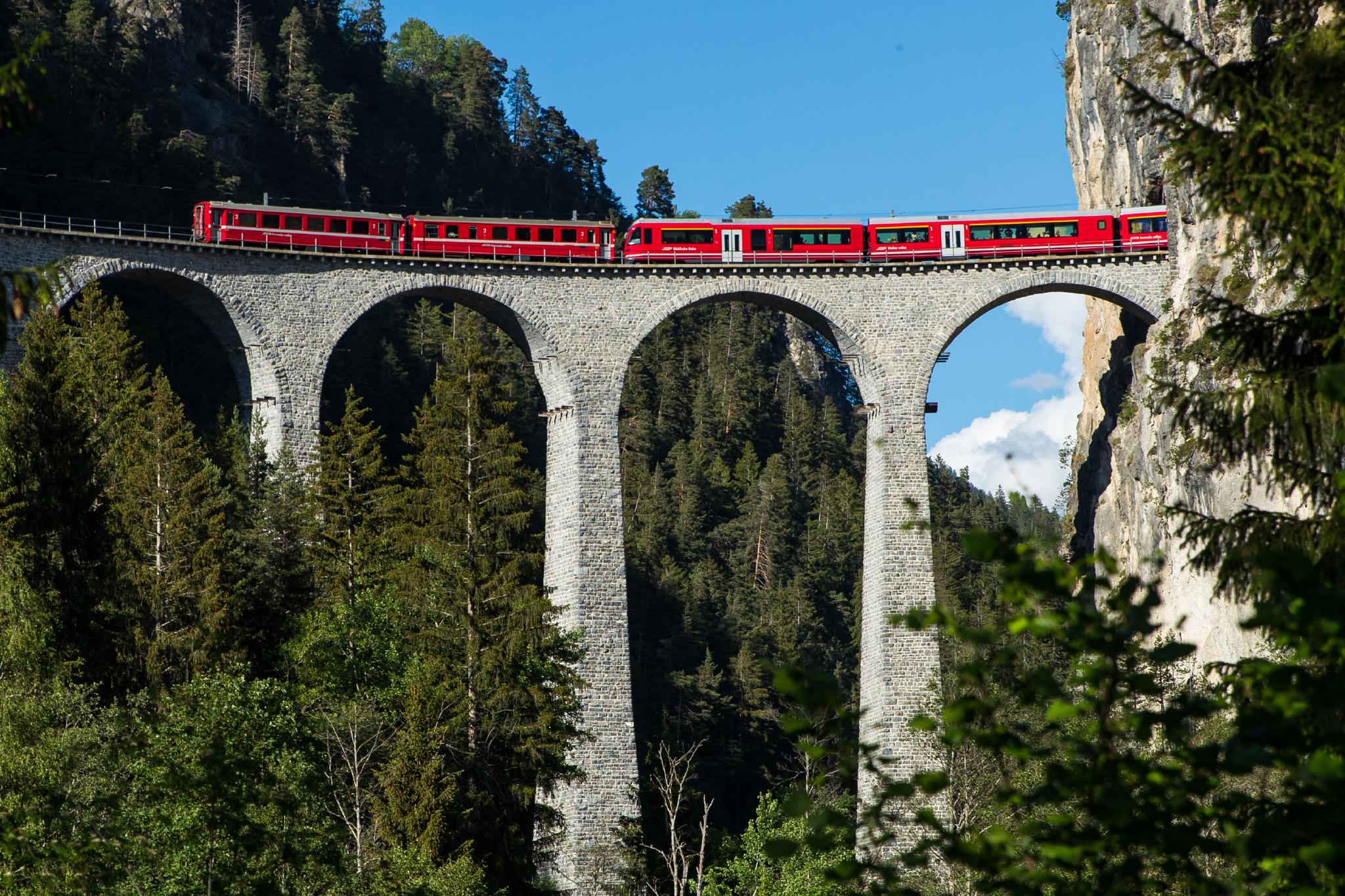 5月26日,一列火车行驶在瑞士阿尔布拉-贝尔尼纳铁路线的高架桥上.