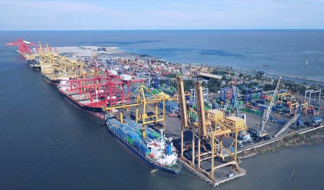 一夜醒来马六甲海峡出现意外集装箱货船倾斜60度一片狼藉