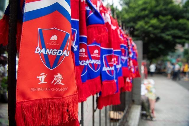 5月24日，重庆两江竞技足球俱乐部门前的围栏上挂满了球迷送来的俱乐部围巾。新华社记者 唐奕 摄