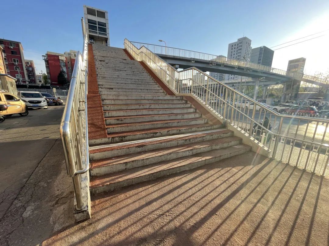 北京这座过街天桥有电梯却不能用为哪般