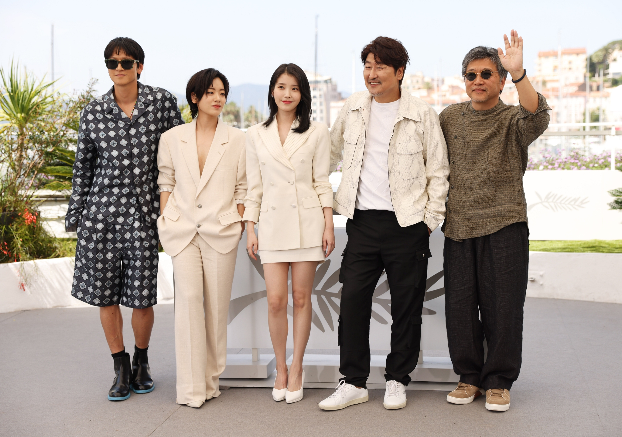 届戛纳国际电影节上,日本导演是枝裕和,韩国演员宋康昊,李知恩,李珠英