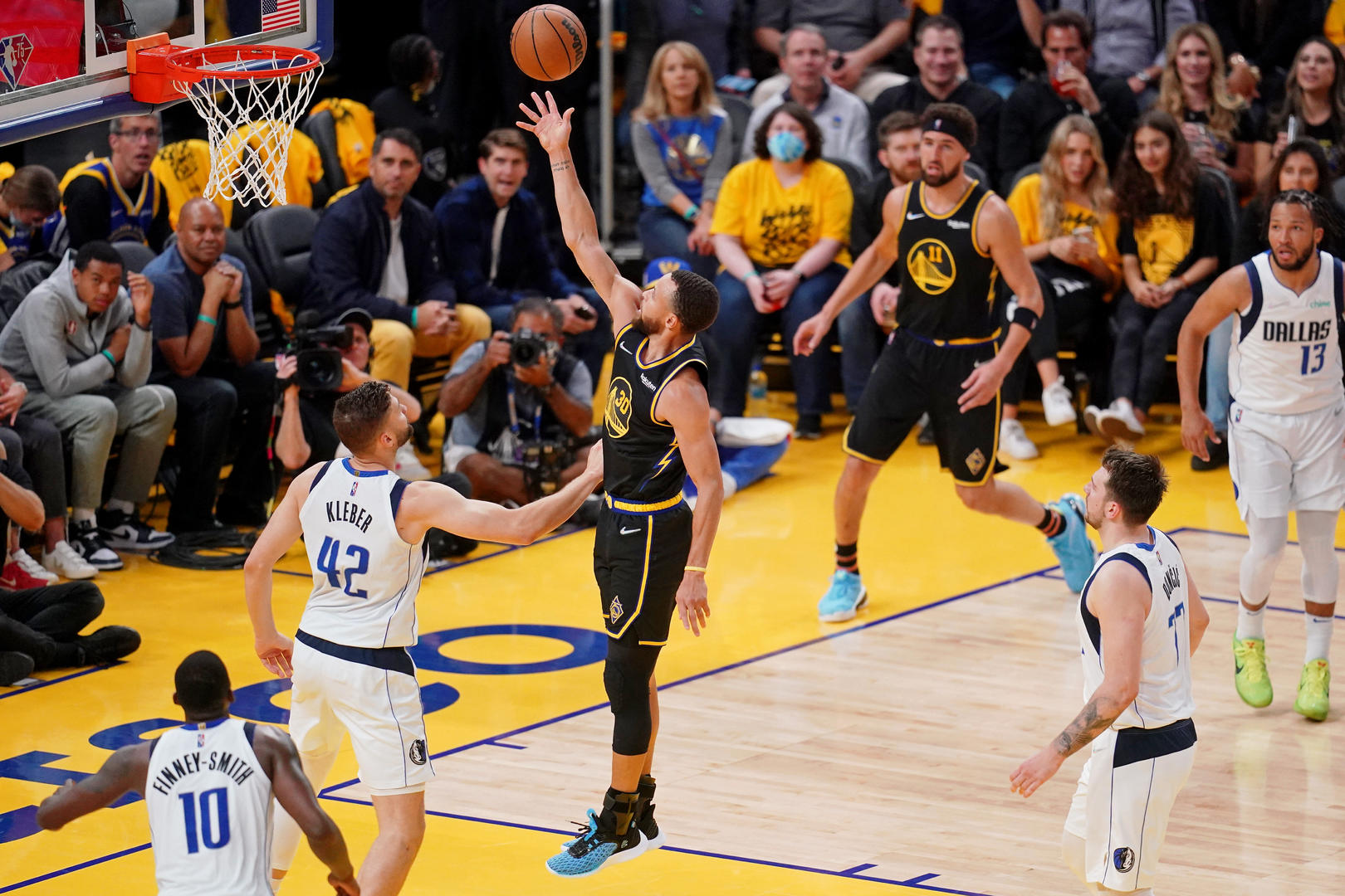 勇士41击败独行侠时隔三年再进总决赛库里荣膺西决mvp