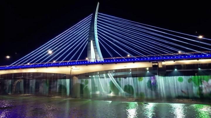 在桥下可以看水幕投影诸暨这座大桥的夜景美翻了