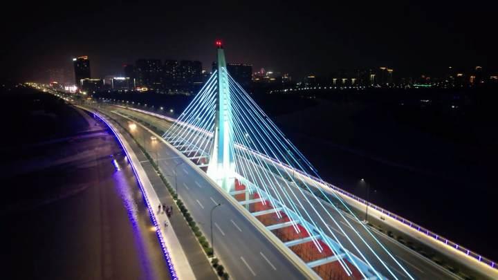 在桥下可以看水幕投影诸暨这座大桥的夜景美翻了