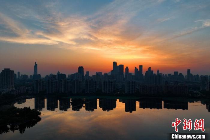 资料图：南京清晨一刻。 泱波 摄