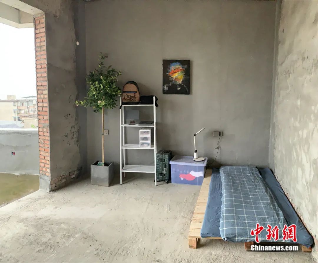 毛坯房里也有精致生活这个95后小伙不简单