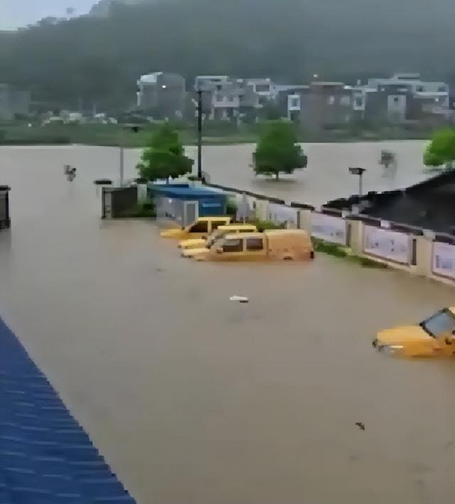 广西3名学生在路上，被洪水冲走！2人不幸身亡休闲区蓝鸢梦想 - Www.slyday.coM