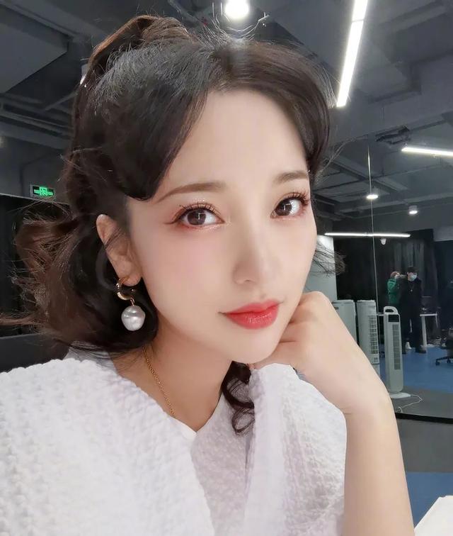 金莎确诊新冠！救护车外景色萧条，工作人员表示确诊前一直在隔离休闲区蓝鸢梦想 - Www.slyday.coM