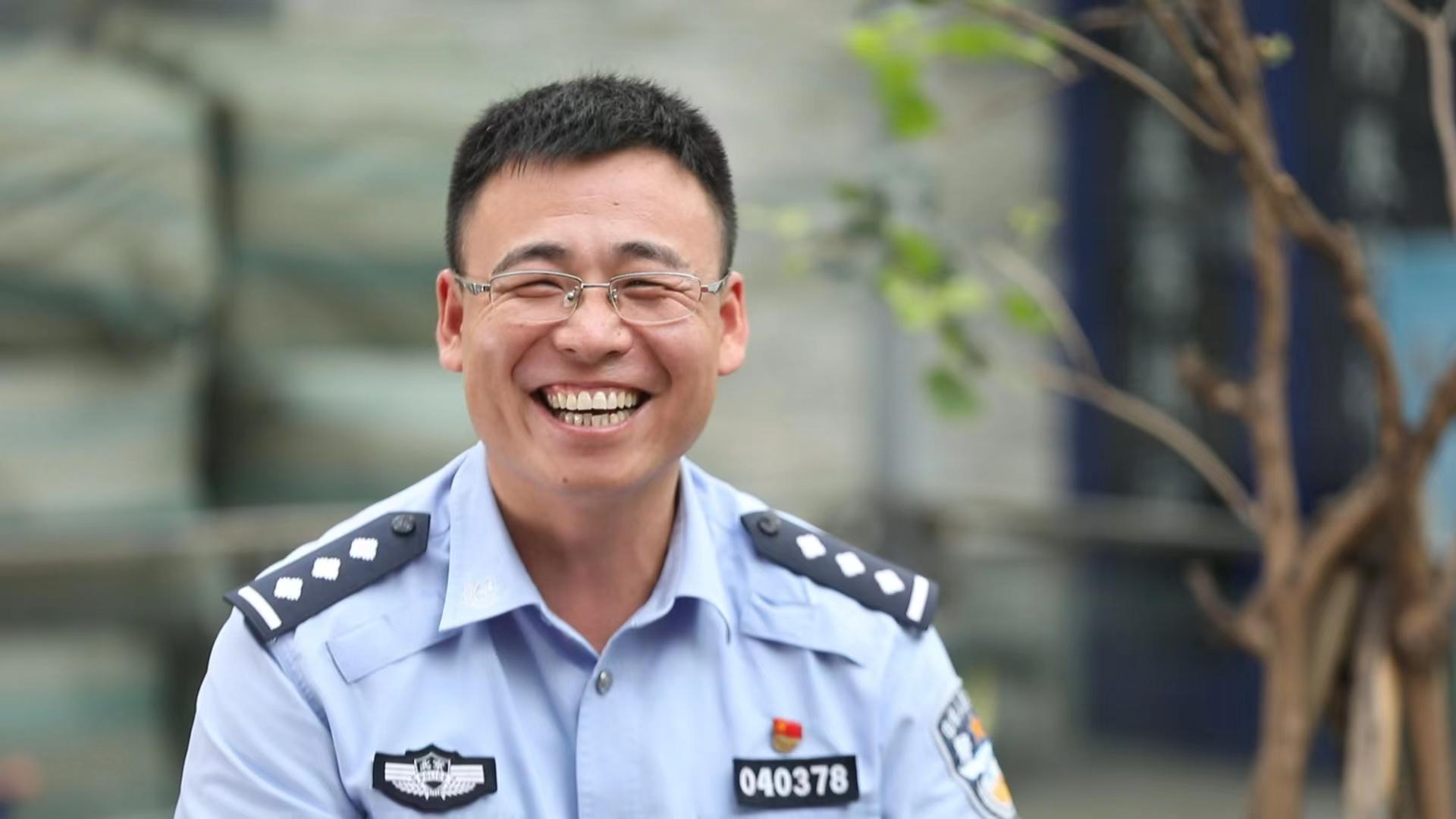 全国特级优秀人民警察傅天雷把自己摁进辖区居民的生活里