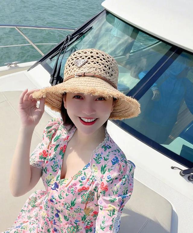 金莎确诊新冠！救护车外景色萧条，工作人员表示确诊前一直在隔离休闲区蓝鸢梦想 - Www.slyday.coM