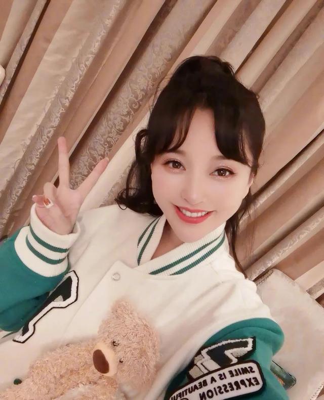 金莎确诊新冠！救护车外景色萧条，工作人员表示确诊前一直在隔离休闲区蓝鸢梦想 - Www.slyday.coM