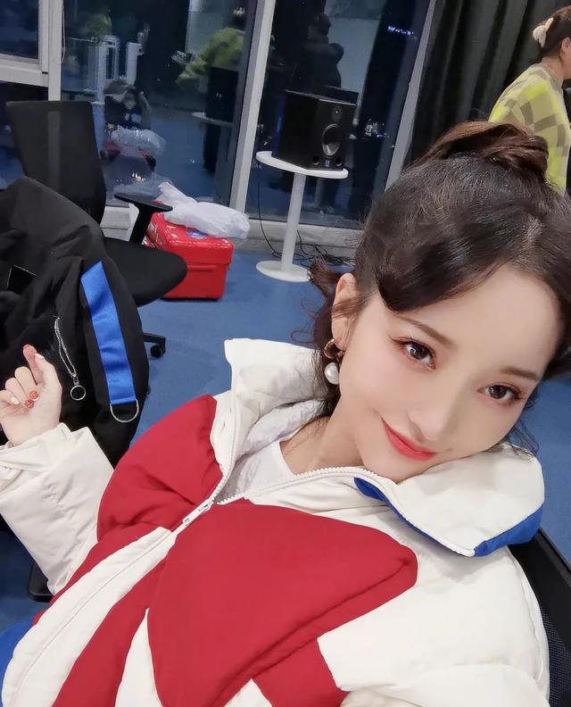 金莎确诊新冠！救护车外景色萧条，工作人员表示确诊前一直在隔离休闲区蓝鸢梦想 - Www.slyday.coM