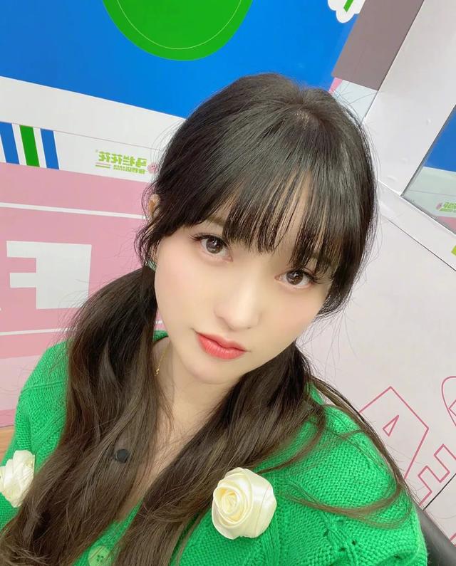 金莎确诊新冠！救护车外景色萧条，工作人员表示确诊前一直在隔离休闲区蓝鸢梦想 - Www.slyday.coM