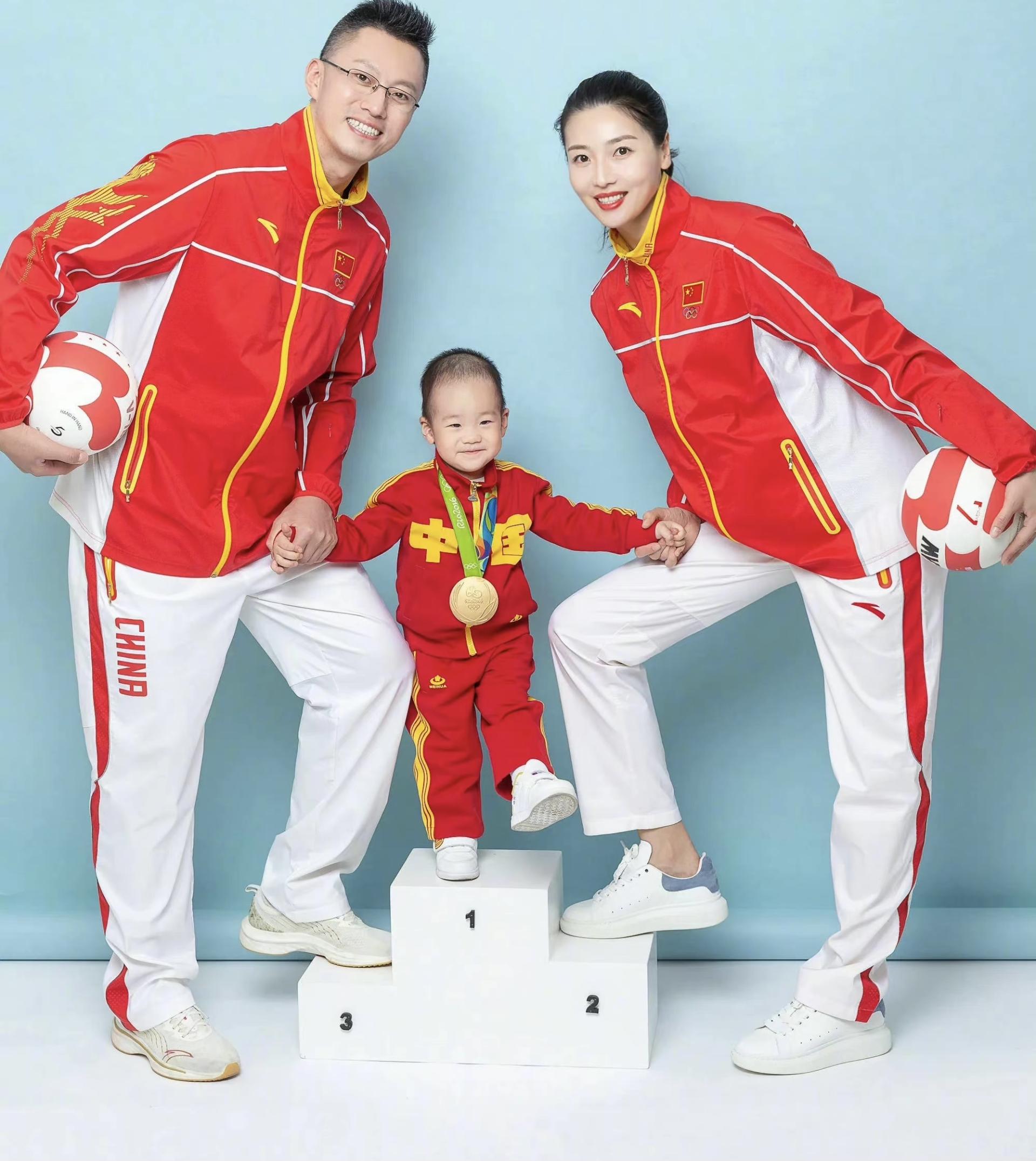 中国女排妈妈团亮相惠若琪魏秋月领衔谁家的宝宝最可爱