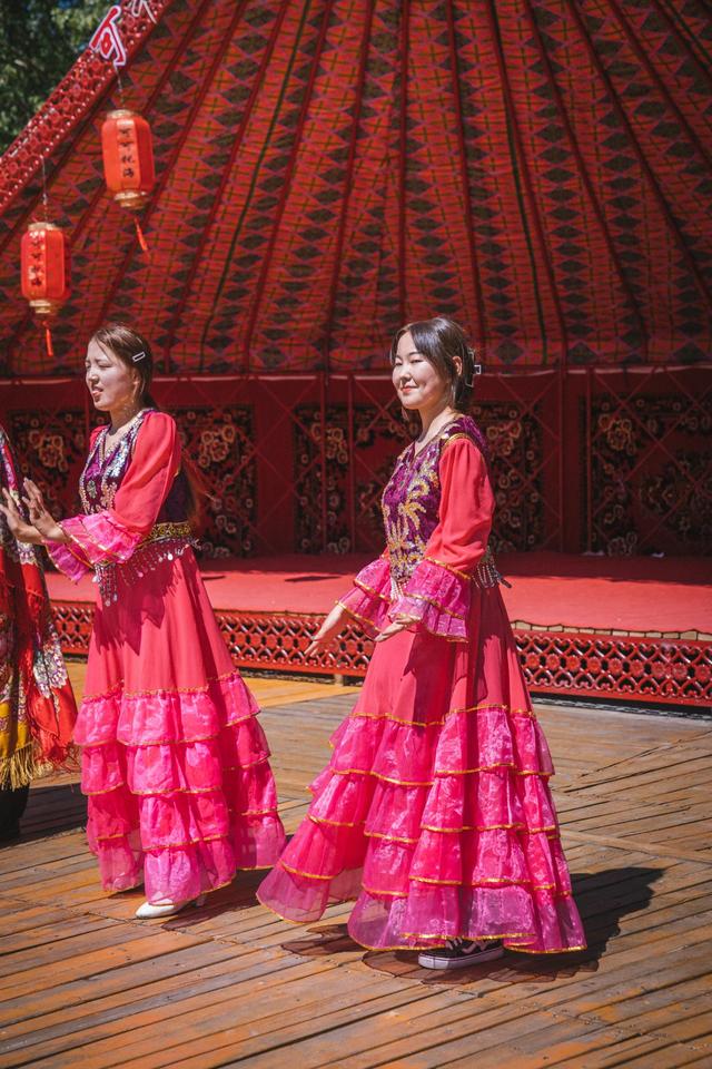 新疆旅行：追寻牧羊人的歌声，我们遇见了一片超美白桦林休闲区蓝鸢梦想 - Www.slyday.coM