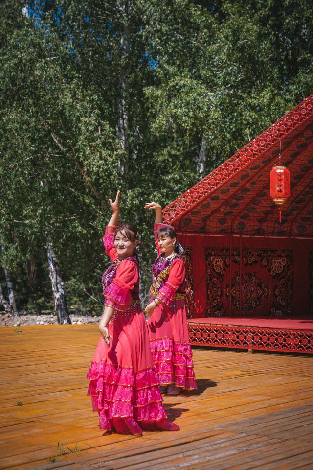 新疆旅行：追寻牧羊人的歌声，我们遇见了一片超美白桦林休闲区蓝鸢梦想 - Www.slyday.coM