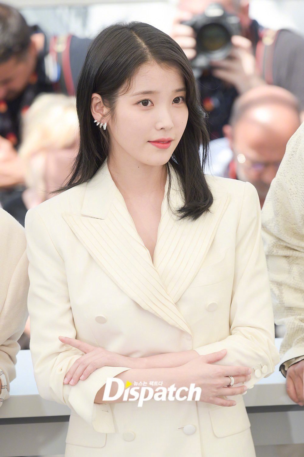 iu李知恩造型look白色西装造型优雅利落